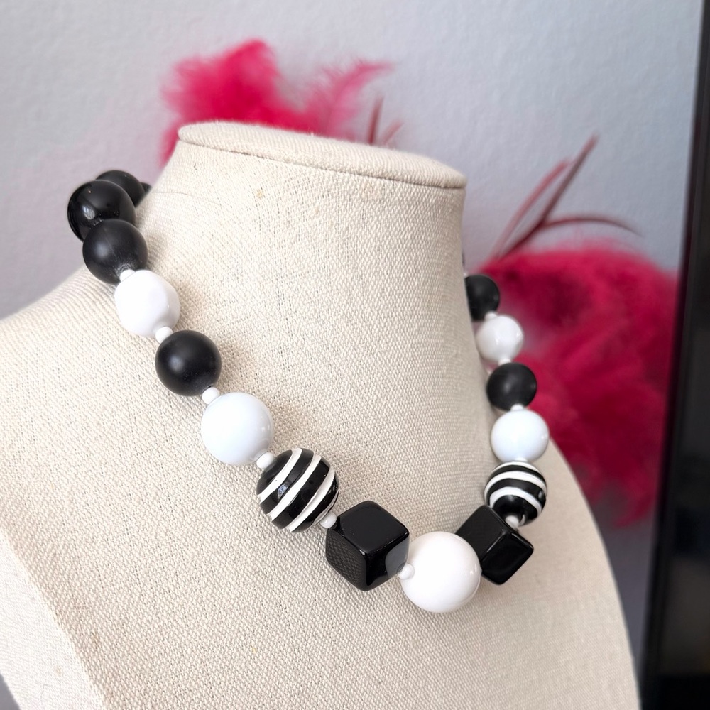 Large Bead Black and White Beaded Necklace - Picture 3 of 5
